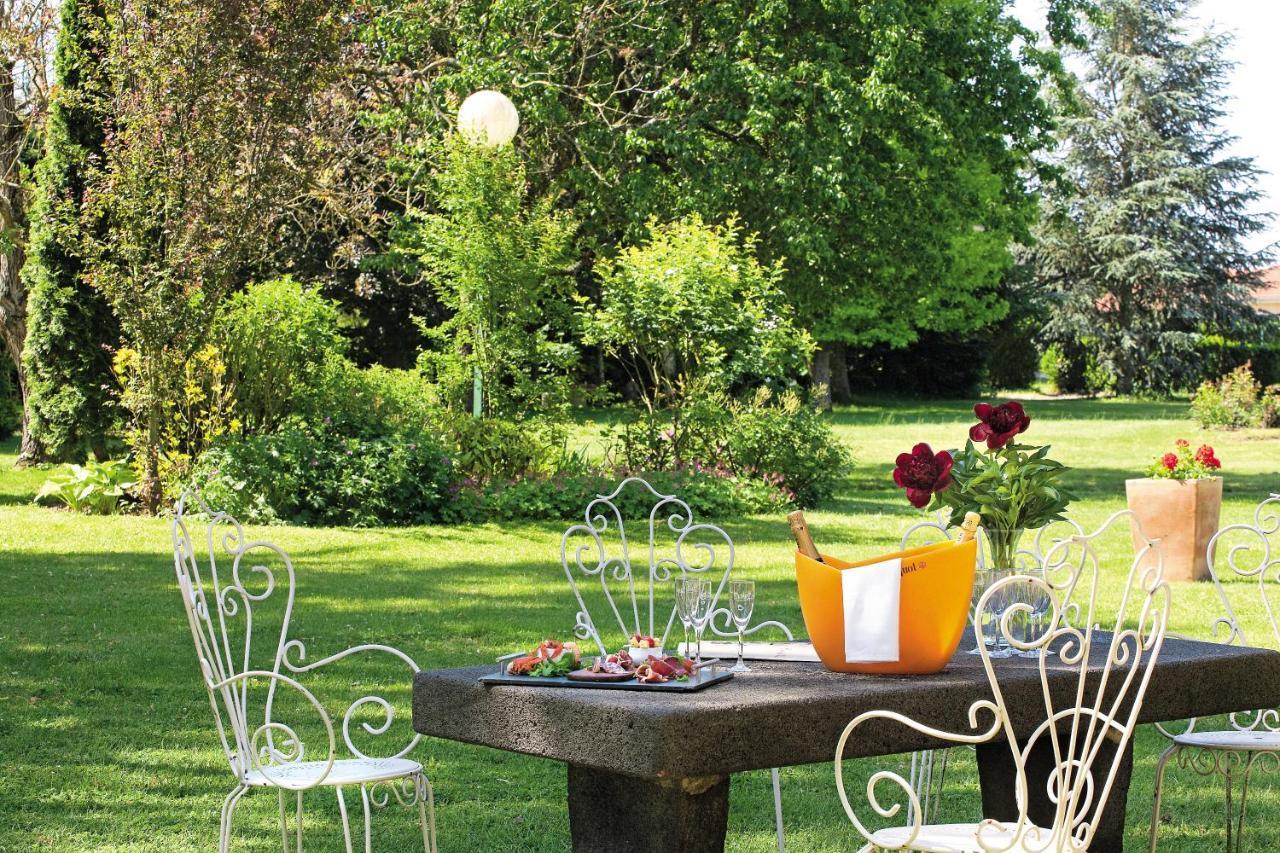Le Clos Fleuri - Maison Vigier Maringues エクステリア 写真